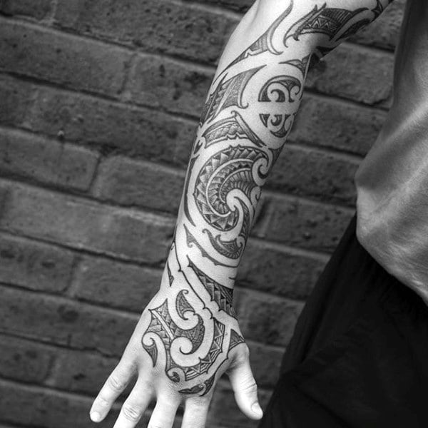 tatuaje tribal en antebrazo 23