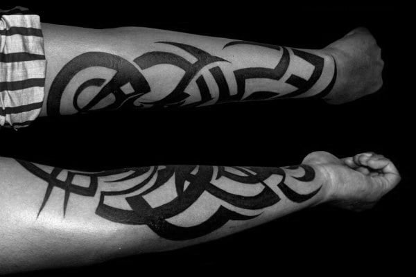 tatuaje tribal en antebrazo 27