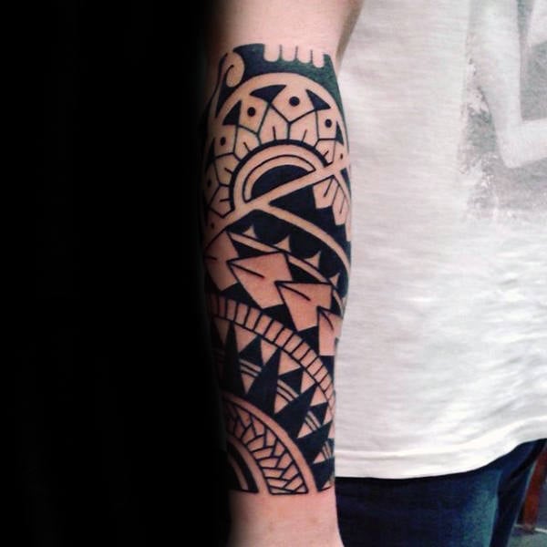 tatuaje tribal en antebrazo 39