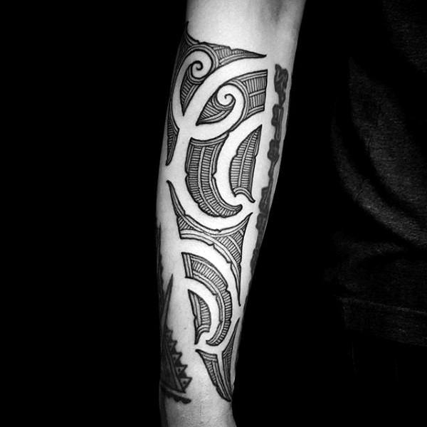 tatuaje tribal en antebrazo 41