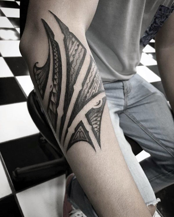 tatuaje tribal en antebrazo 47