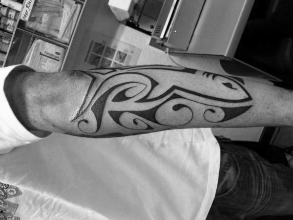 tatuaje tribal en antebrazo 51