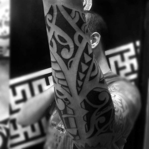 tatuaje tribal en antebrazo 53