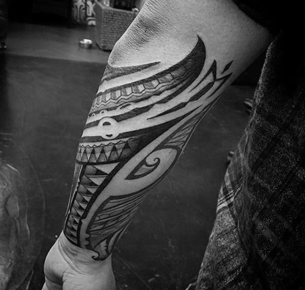 tatuaje tribal en antebrazo 59