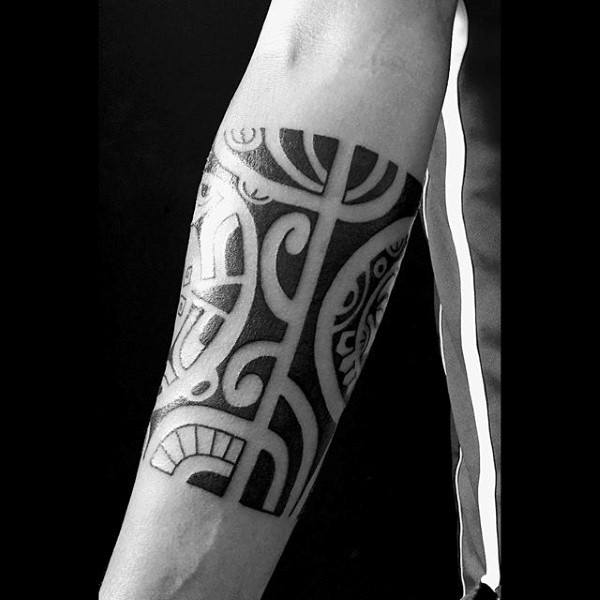 tatuaje tribal en antebrazo 63