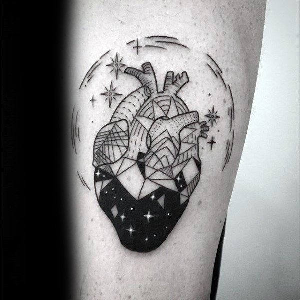 tatuaje corazon geometrico 51