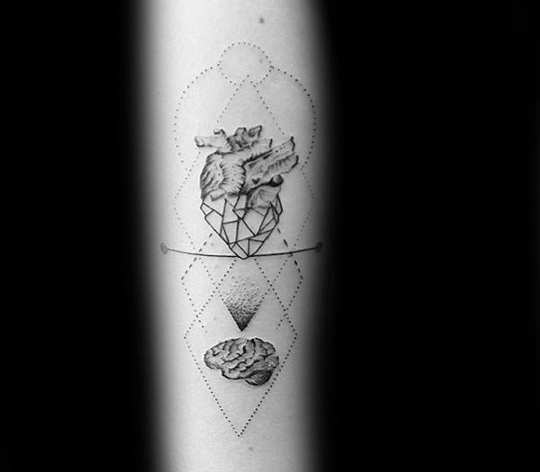 tatuaje corazon geometrico 69