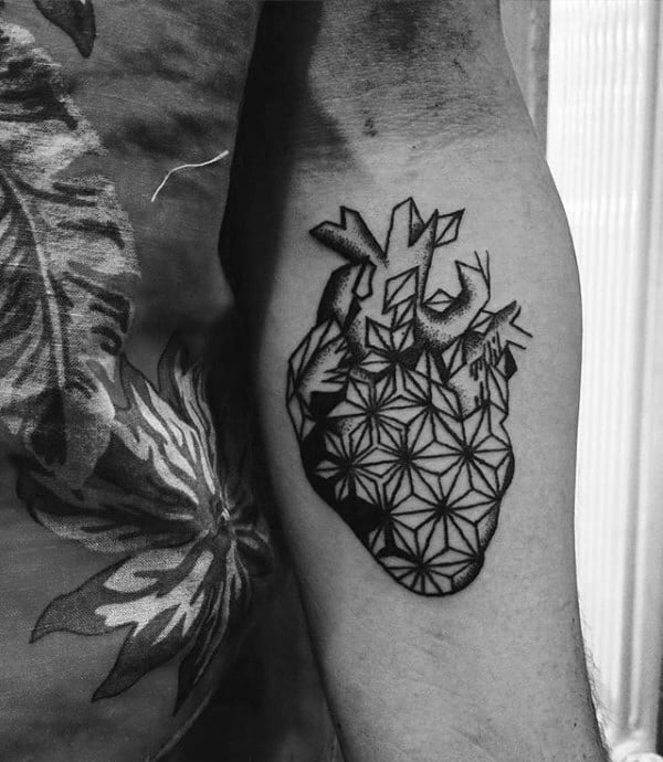 tatuaje corazon geometrico 79