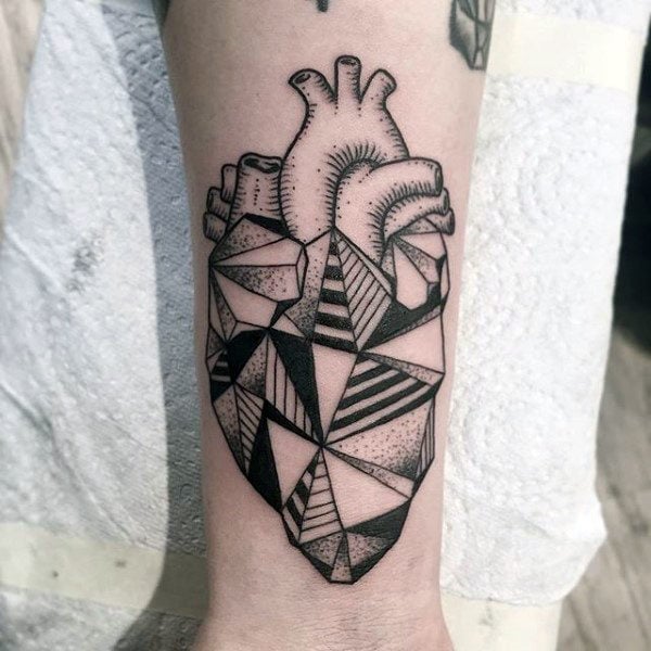 tatuaje corazon geometrico 89