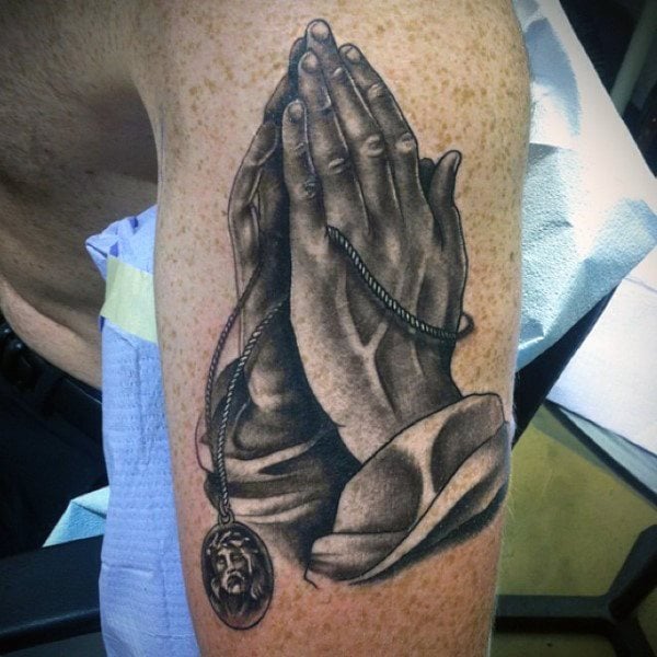 tatuaje manos rezando 11