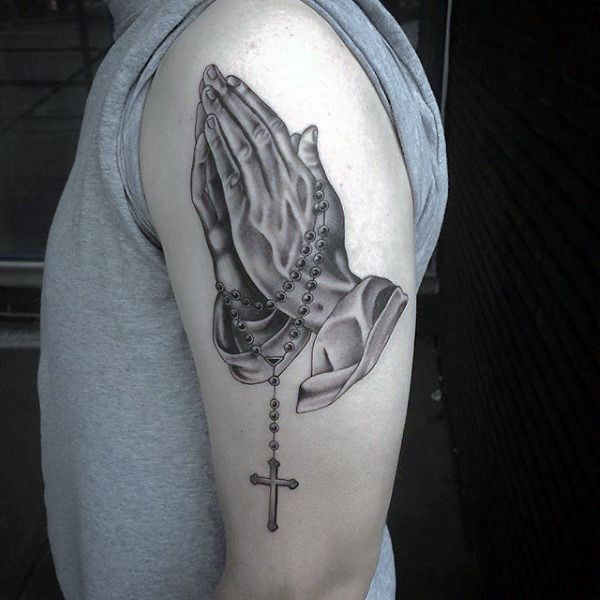 tatuaje manos rezando 111