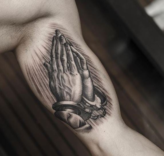 tatuaje manos rezando 119