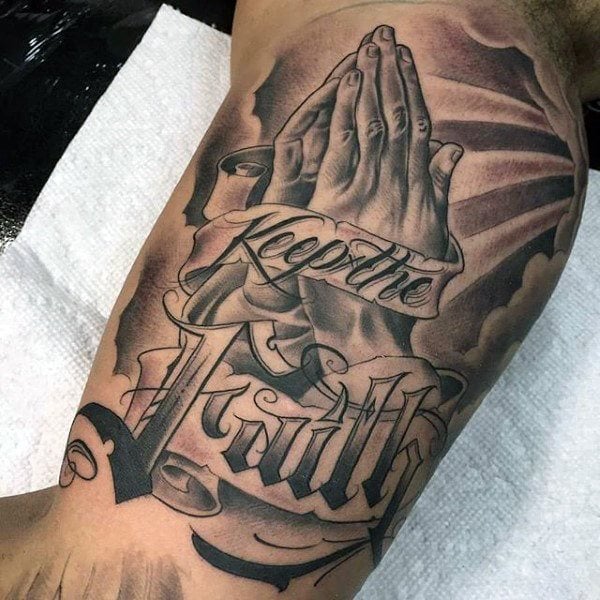 tatuaje manos rezando 131