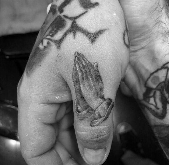 tatuaje manos rezando 143