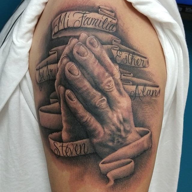tatuaje manos rezando 149