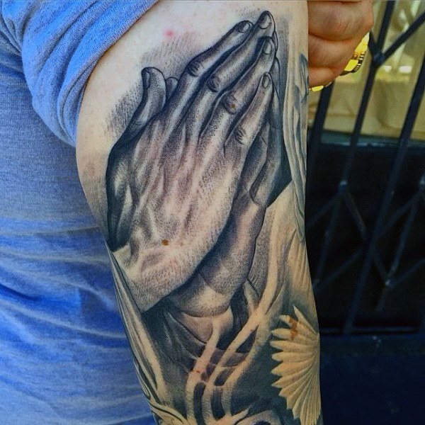 tatuaje manos rezando 15