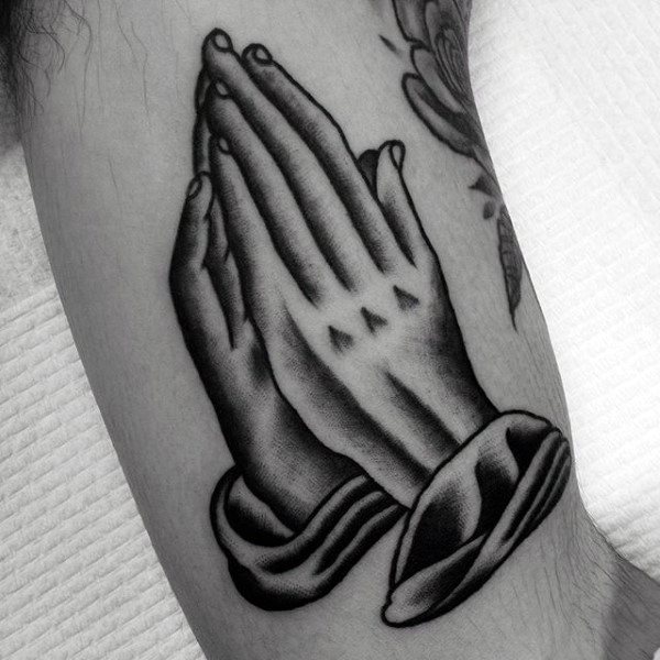 tatuaje manos rezando 171