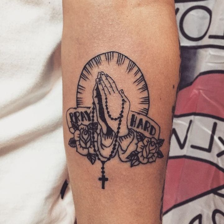 tatuaje manos rezando 183