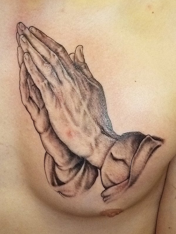 tatuaje manos rezando 219