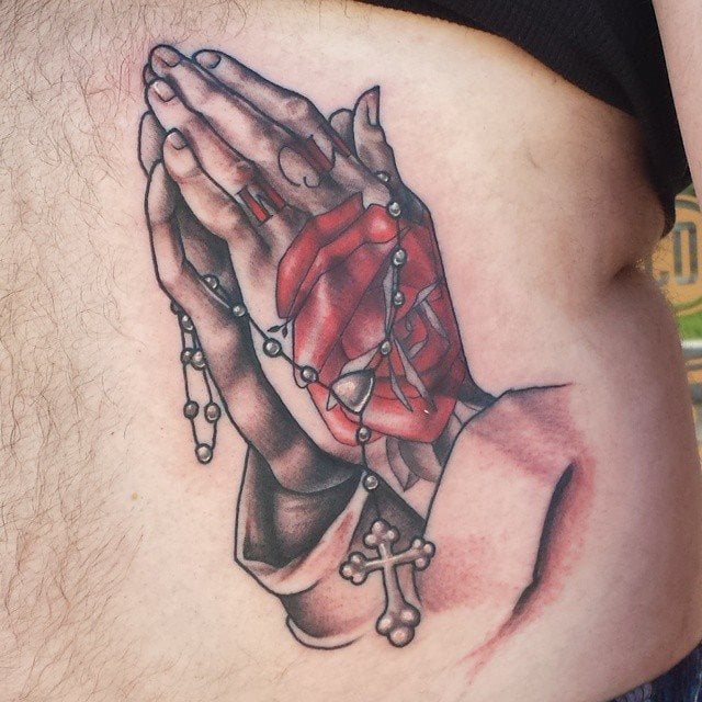 tatuaje manos rezando 221