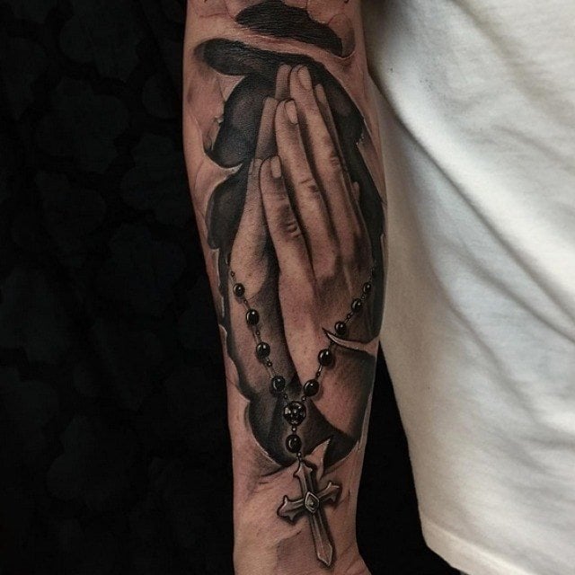 tatuaje manos rezando 237
