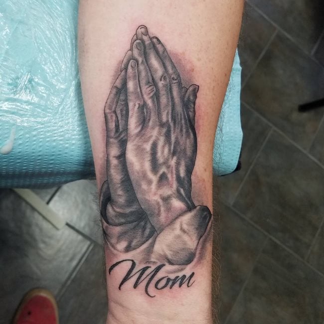 tatuaje manos rezando 289