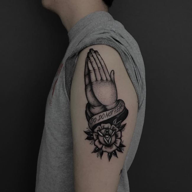 tatuaje manos rezando 297