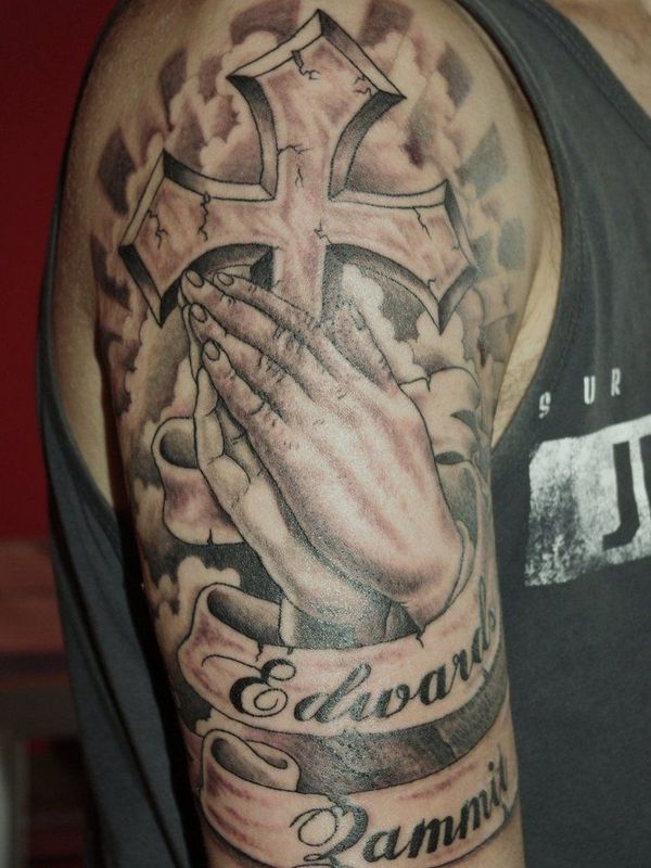 tatuaje manos rezando 303
