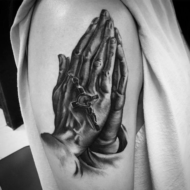 tatuaje manos rezando 329