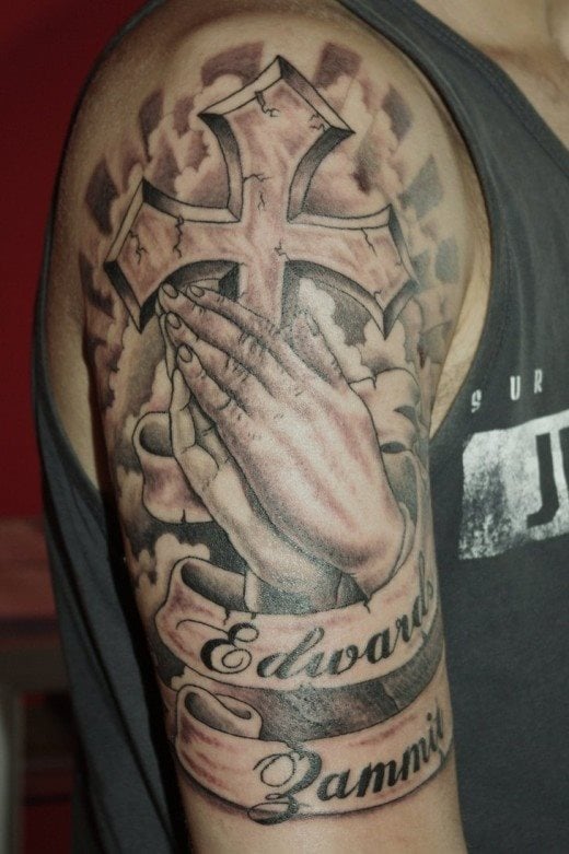 tatuaje manos rezando 407