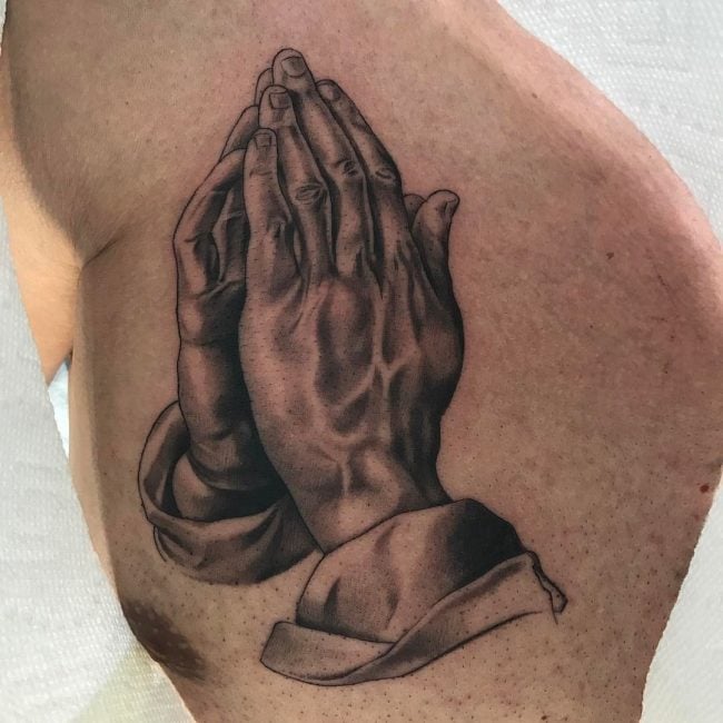tatuaje manos rezando 41