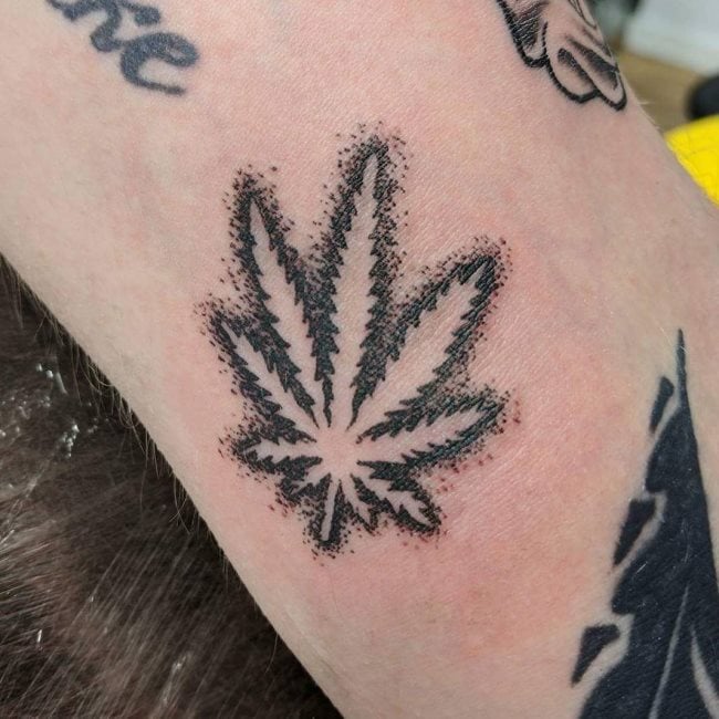 tatuaje marihuana cannabis 35