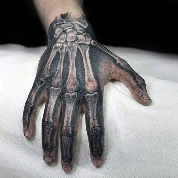 tatuaje hueso esqueleto mano 141