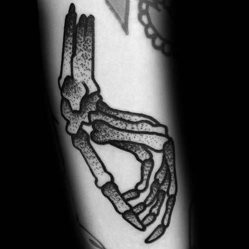 tatuaje hueso esqueleto mano 17