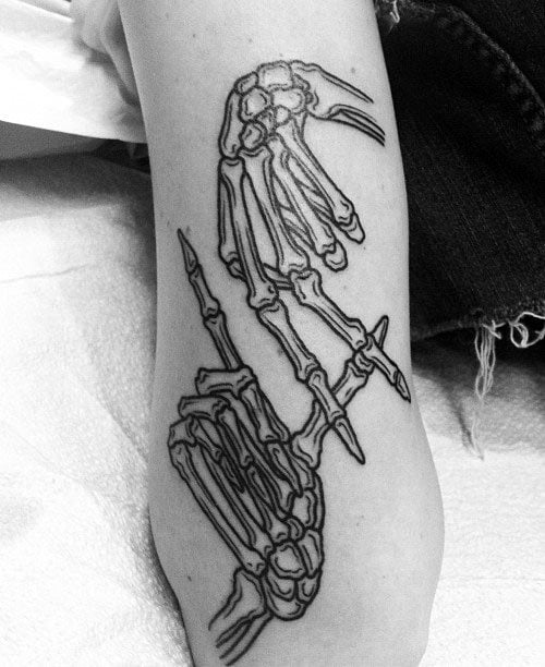 tatuaje hueso esqueleto mano 37