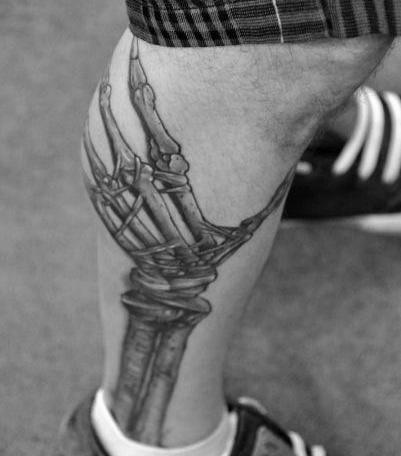 tatuaje hueso esqueleto mano 81