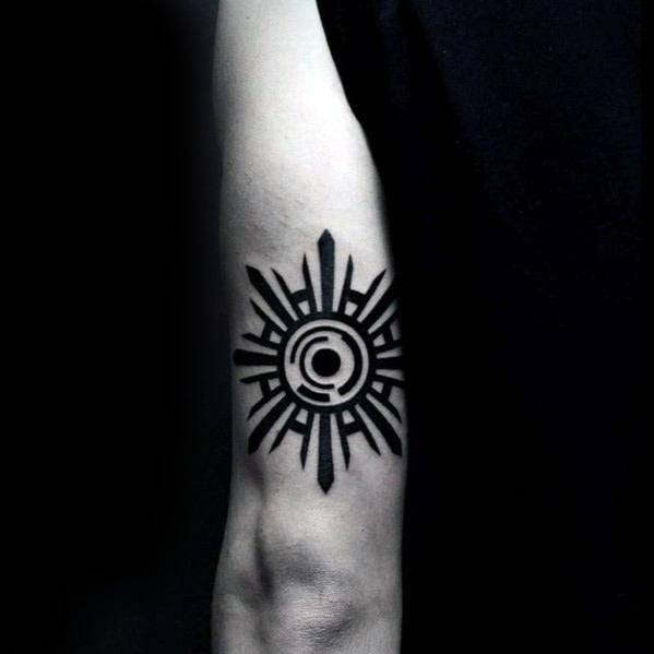 tatuaje parte posterior brazo 13