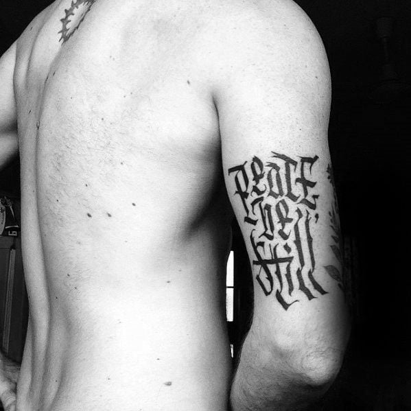 tatuaje parte posterior brazo 61