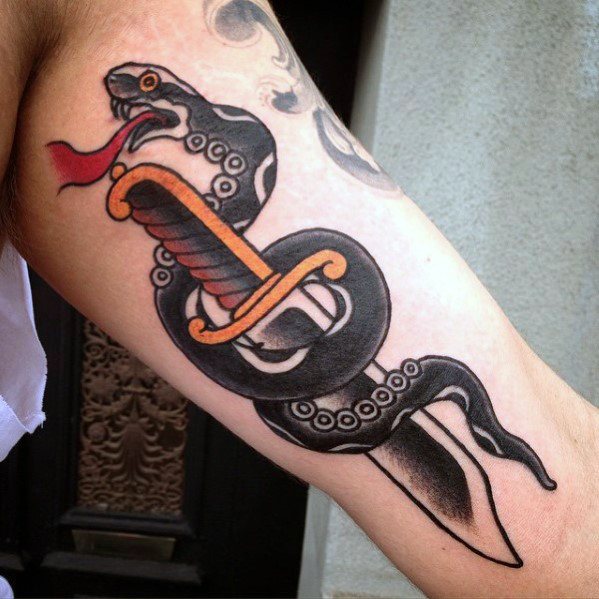 tatuaje serpiente y daga 13