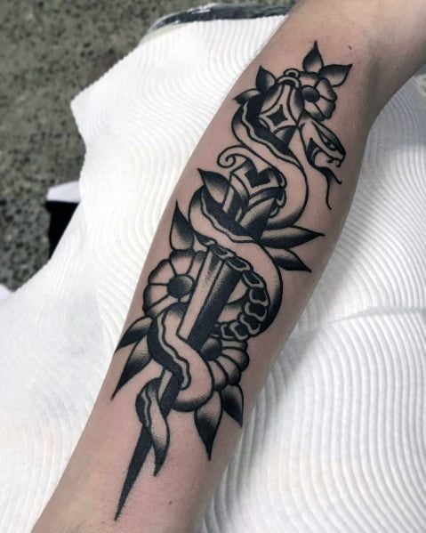 tatuaje serpiente y daga 15