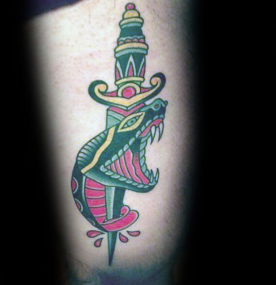 tatuaje serpiente y daga 41
