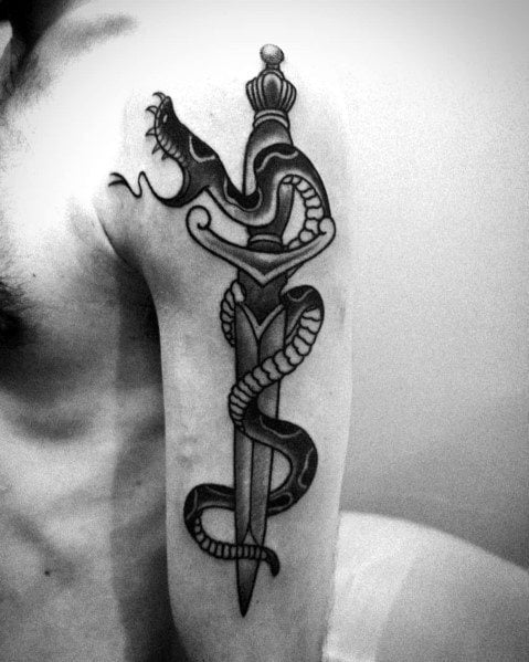 tatuaje serpiente y daga 43