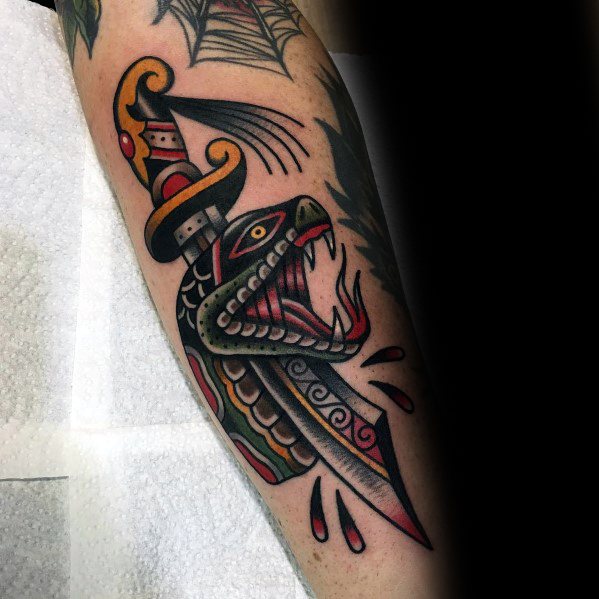 tatuaje serpiente y daga 49