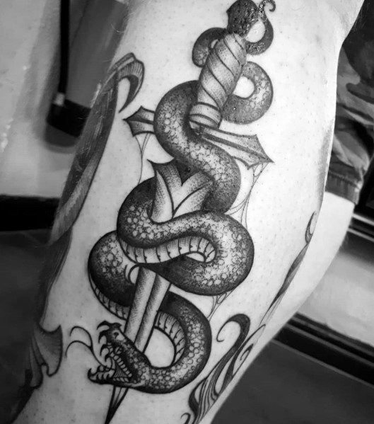tatuaje serpiente y daga 55