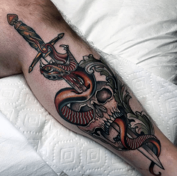 tatuaje serpiente y daga 57