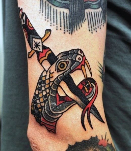 tatuaje serpiente y daga 59