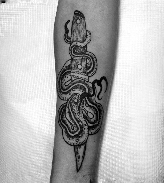 tatuaje serpiente y daga 71