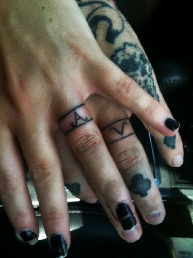 tatuaje inicial dedo 07