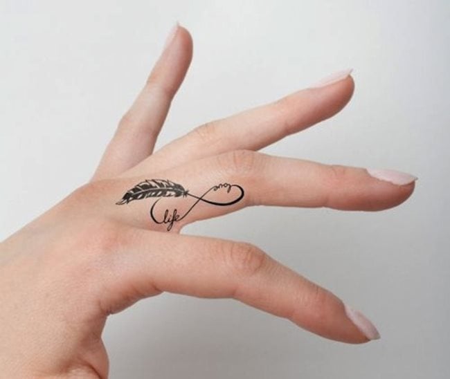 tatuaje inicial dedo 19