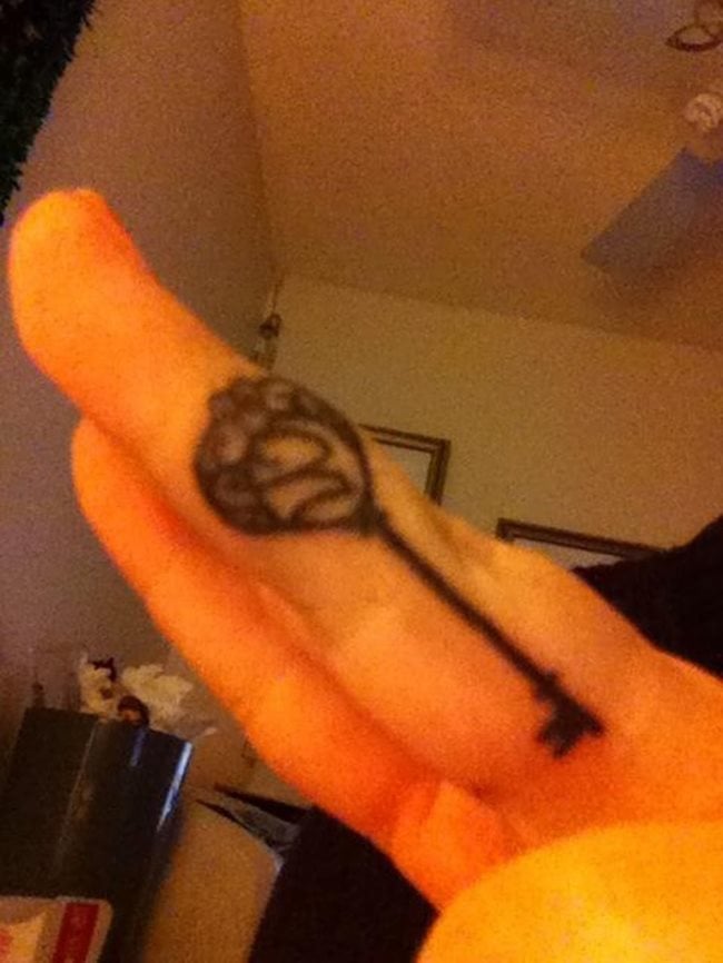 tatuaje inicial dedo 23